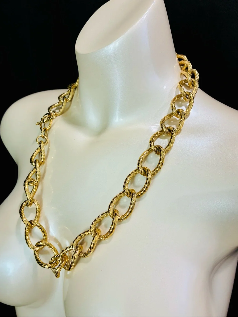 VTG Bold Dramatic Gold-Tone Textured Link Necklace Women’s Trending Jewelry 172g